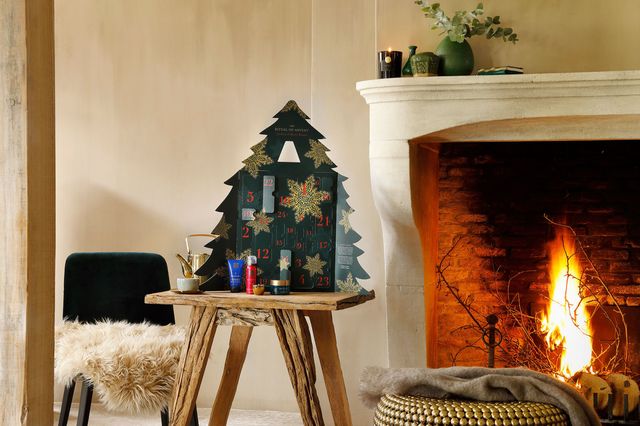 Hearth, Fireplace, Room, Furniture, Interior design, Table, Christmas tree, Living room, Home, Christmas decoration, 