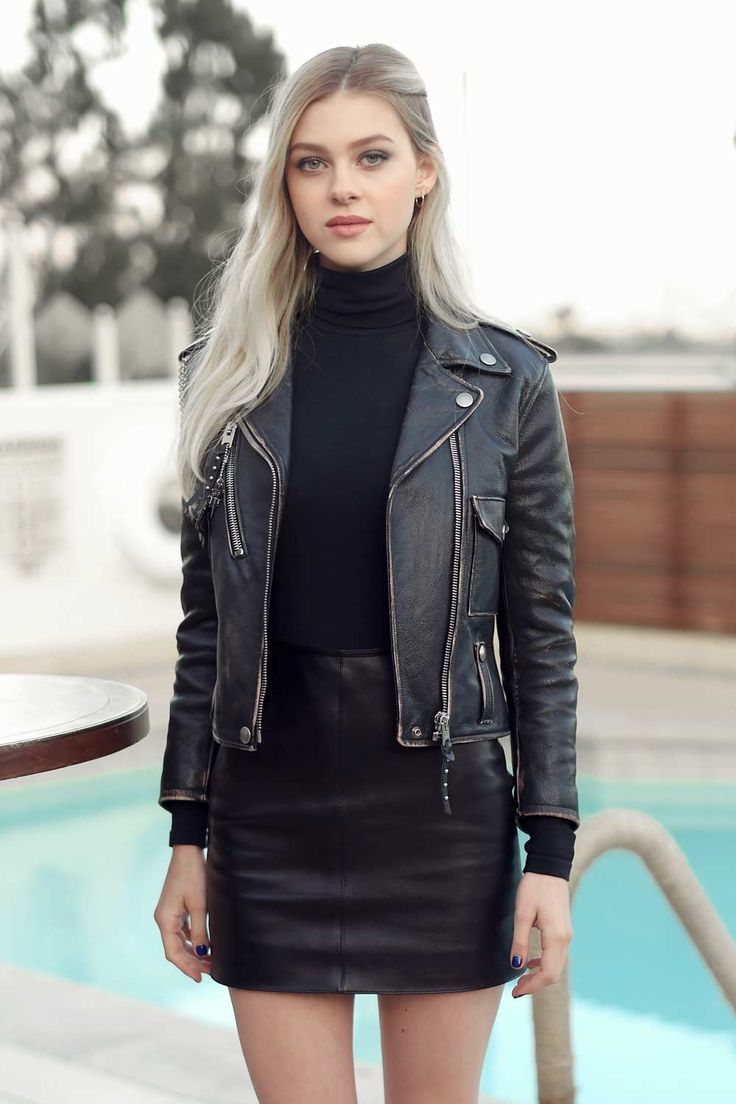 Modelo de mujer viste gorra de moda negra y chaqueta negra en invierno