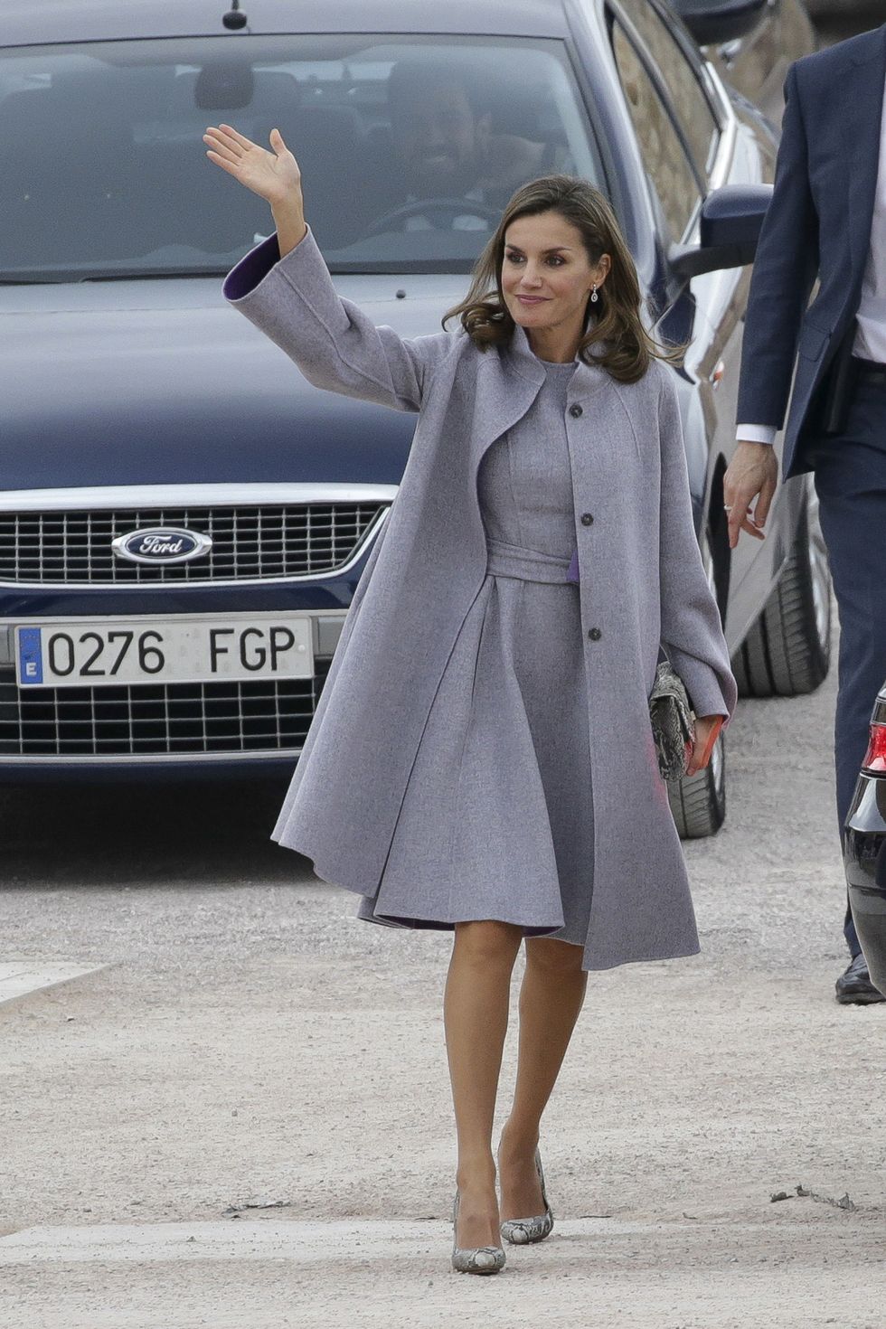 Letizia ha lucido un conjunto de vestido y abrigo gris de lana de CArolina Herrera para acudir al Año Jubilar en Caravaca de la Cruz