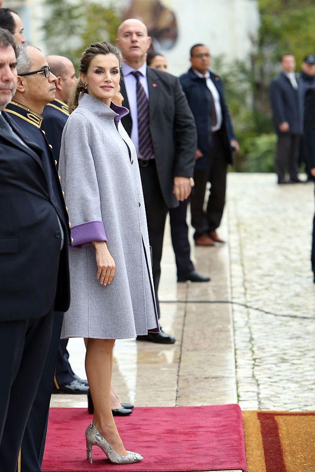 Letizia luce abrigo y vestido gris de lana de CArolina Herrera en su viaje a Portugal en noviembre de 2016