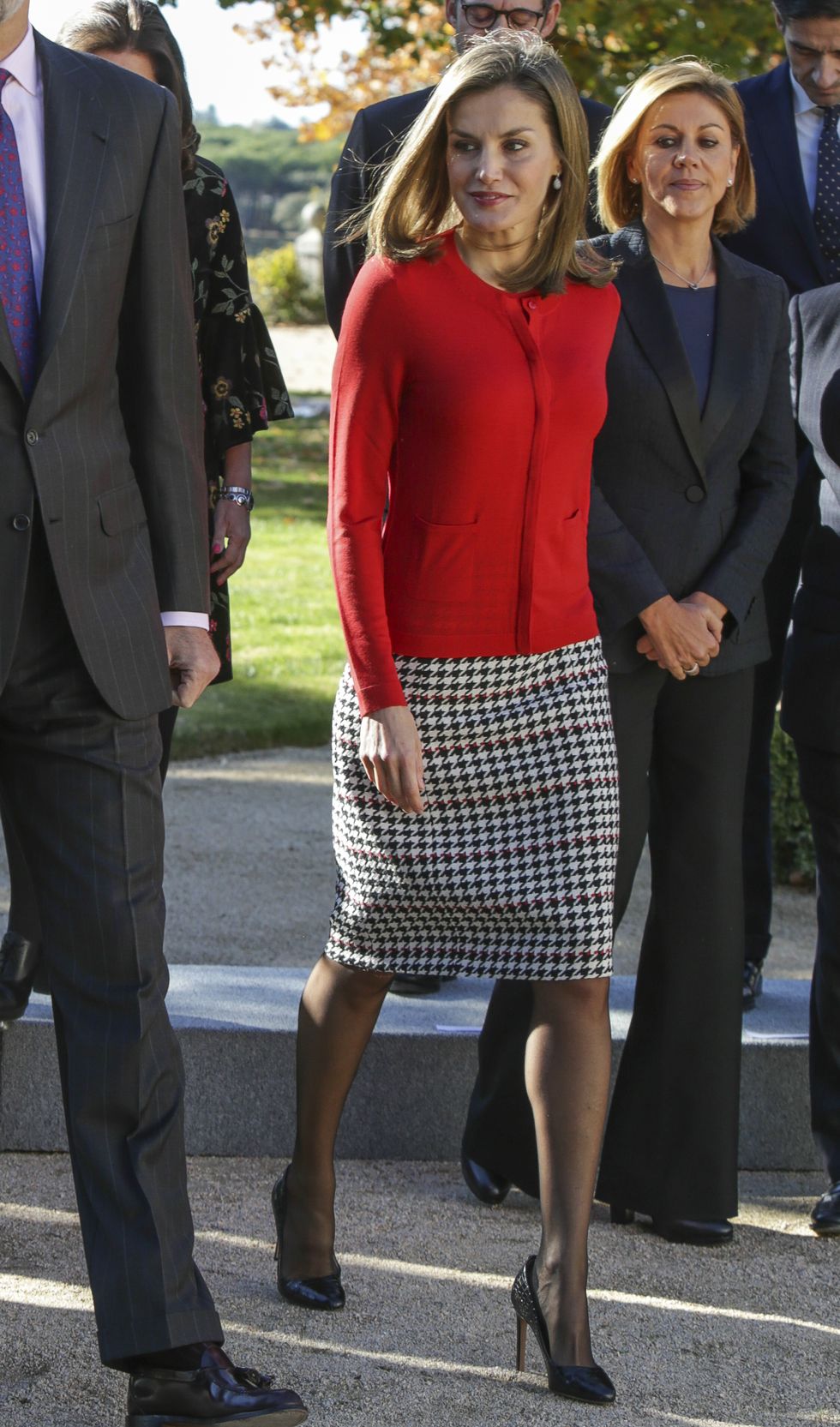 Letizia luce medias de cristal, falda de pata de gallo de Hugo Boss y chaqueta roja.