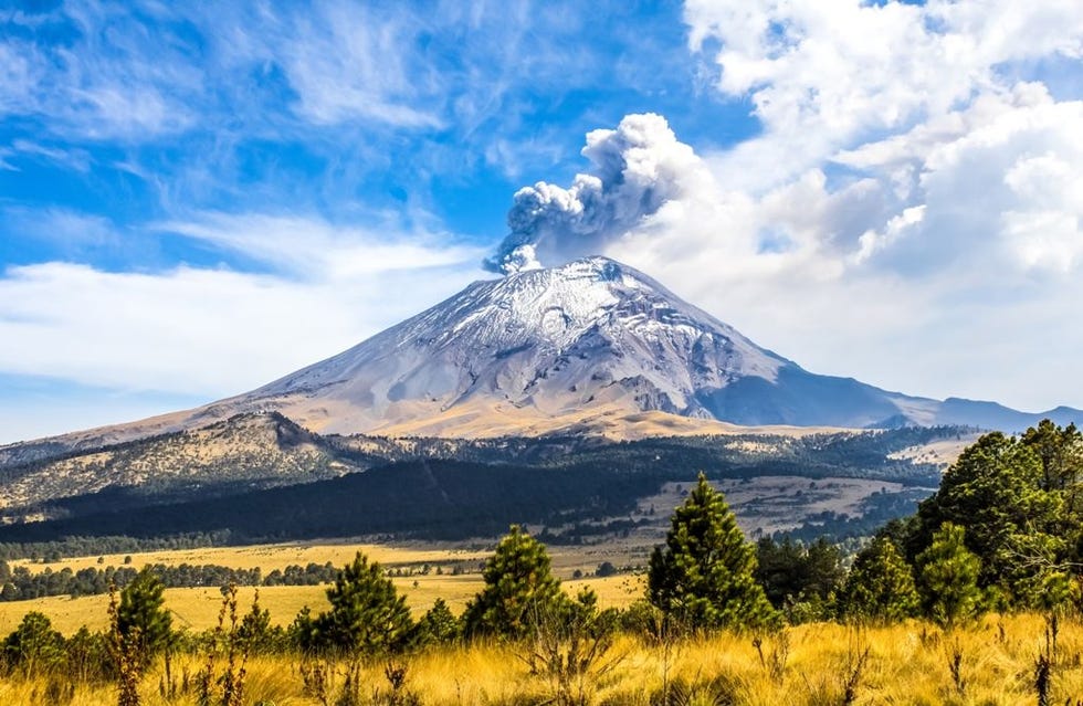 Mountainous landforms, Mountain, Stratovolcano, Sky, Highland, Volcanic landform, Volcano, Extinct volcano, Wilderness, Cloud, 