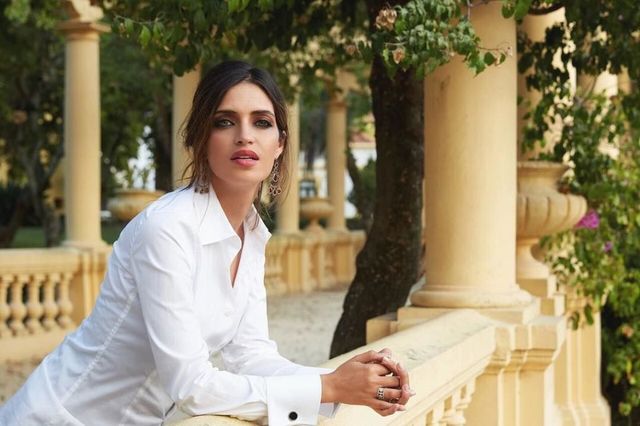 Para la presentación de su nueva colección de joyas de Agatha, Sara Carbonero apuesta por un sencillo look con camisa blanca.
