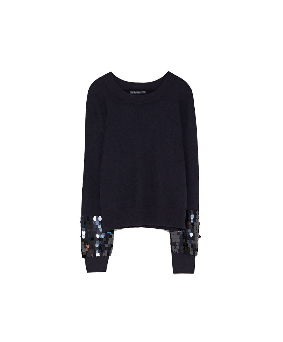 Clothing, Black, Sleeve, T-shirt, Outerwear, Neck, Blouse, Jersey, Hood, Crop top, 