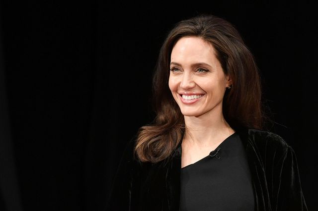 En una charla sobre su nueva película, 'First They Killed My Father', la actriz y directora Angelina Jolie habla sobre Camboya y lanza un mensaje feminista a todas las chicas.