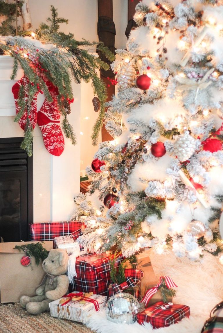 Christmas tree, Christmas decoration, Christmas, Christmas ornament, Tree, Christmas eve, Tradition, Spruce, Room, Colorado spruce, 