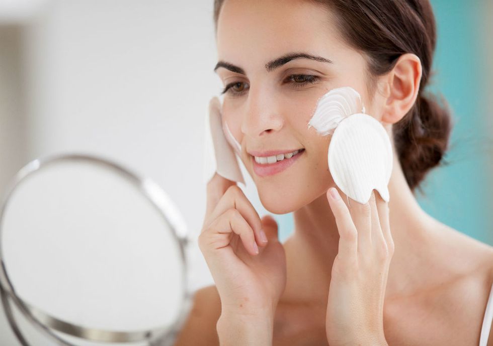 La limpieza facial es esencial para el cuidado de la piel grasa