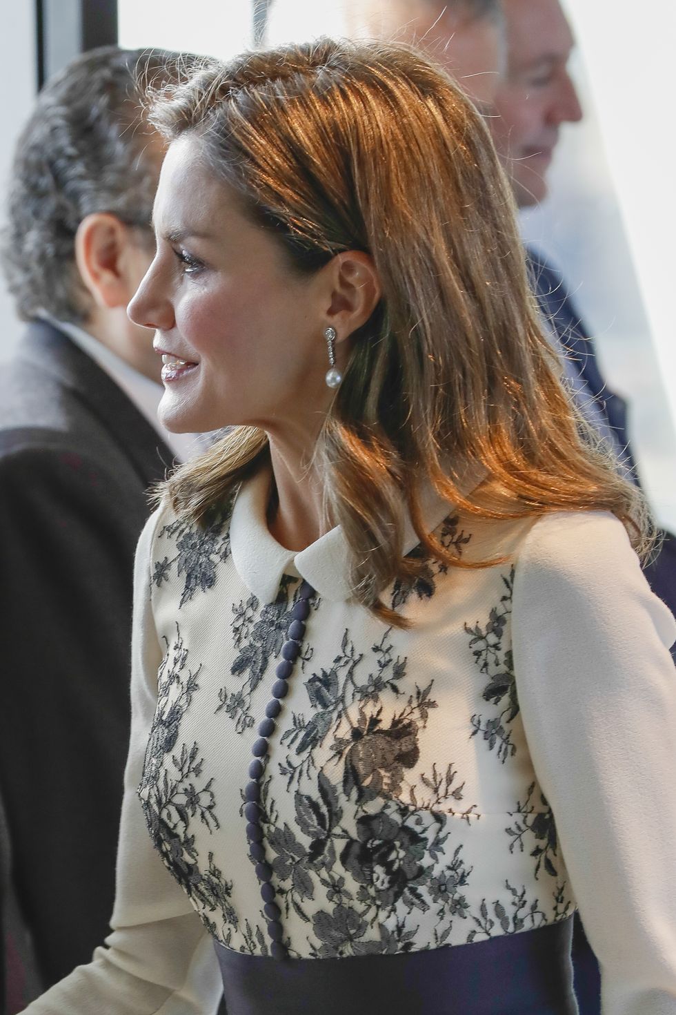 La Reina Letizia apuesta por un vestido de Felipe Varela que estrenó en 2012, con encaje y botonadura central que combina con medias de cristal.