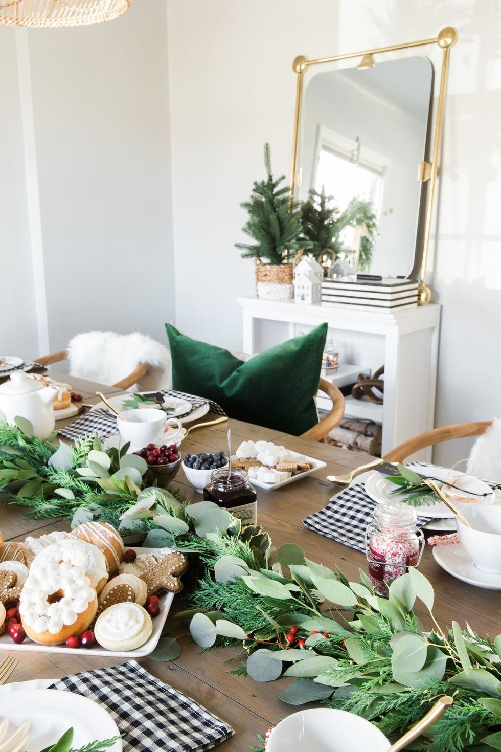 Green, Room, Brunch, Meal, Food, Table, Interior design, Dish, Cuisine, Home, 