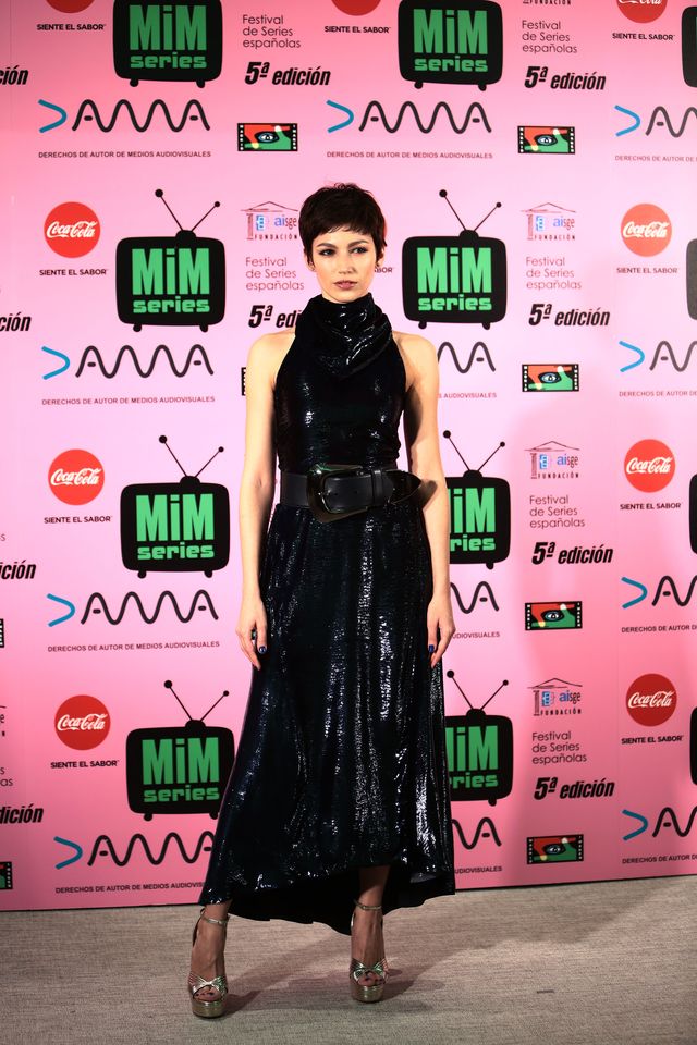 Para el Festival MIM Series 2017, la actriz Úrsula Corberó luce un vestido de cuello vuelto y terciopelo de Nina Ricci.