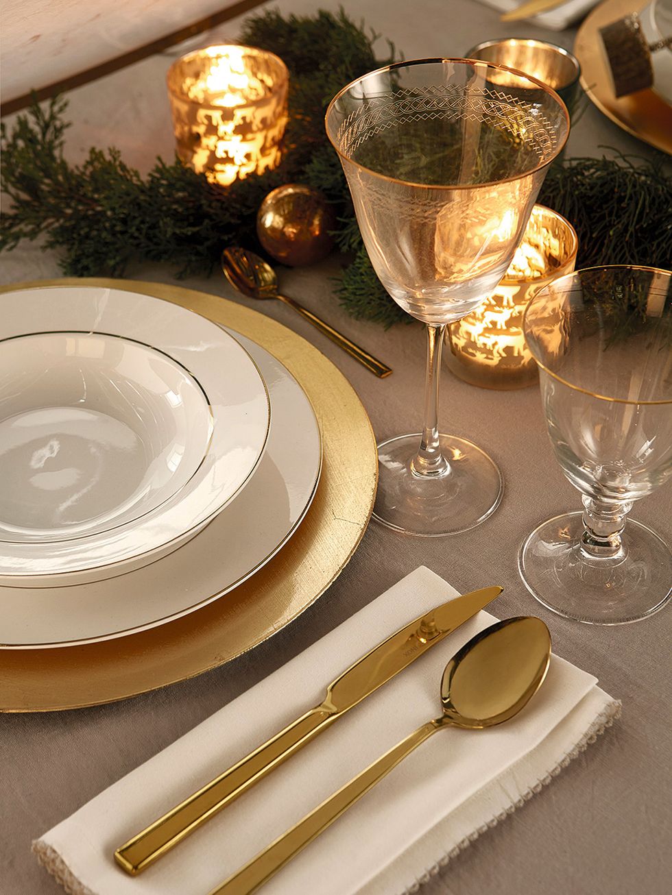 Dishware, Tableware, Cutlery, Table, Plate, Platter, Dinnerware set, Champagne stemware, Household silver, Fork, 