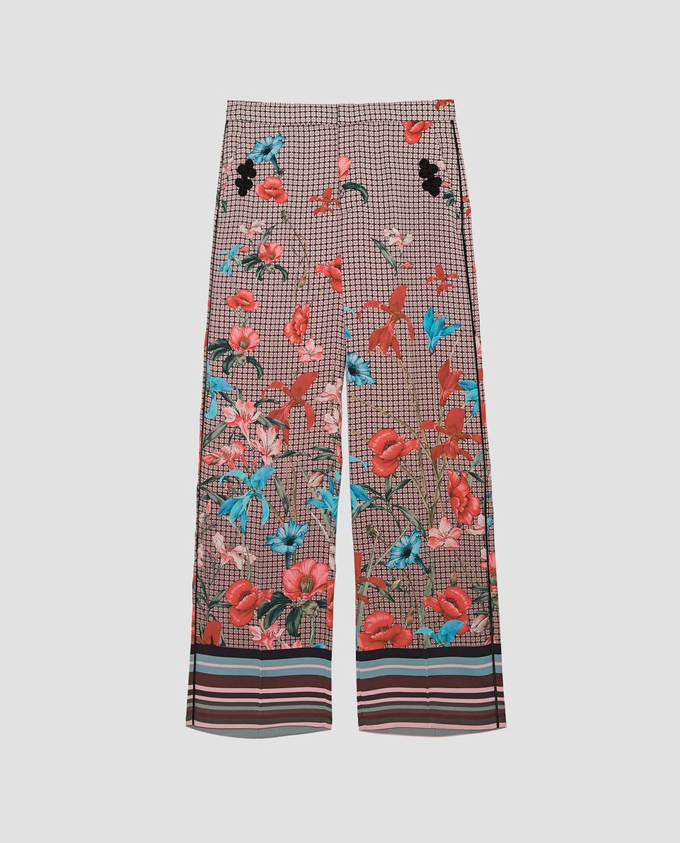 Pantalón de Zara a juego con la chaqueta de estilo oriental, flores, rayas y cuadros que cuesta 39,95 €.