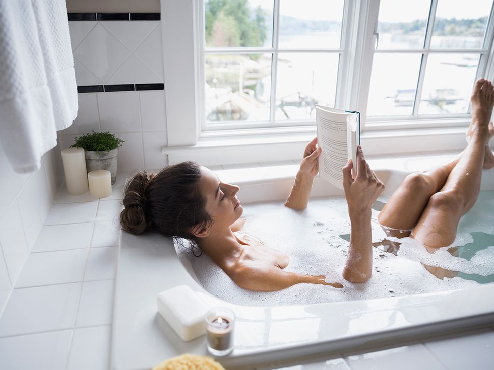 Bathtub, Bathing, Room, Leg, Interior design, Leisure, Bathroom, Hand, Window, Muscle, 