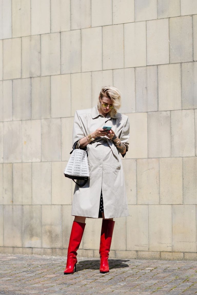 Gabardina con hombreras Conjunto formado por gabardina con hombreras y botas altas en color rojo