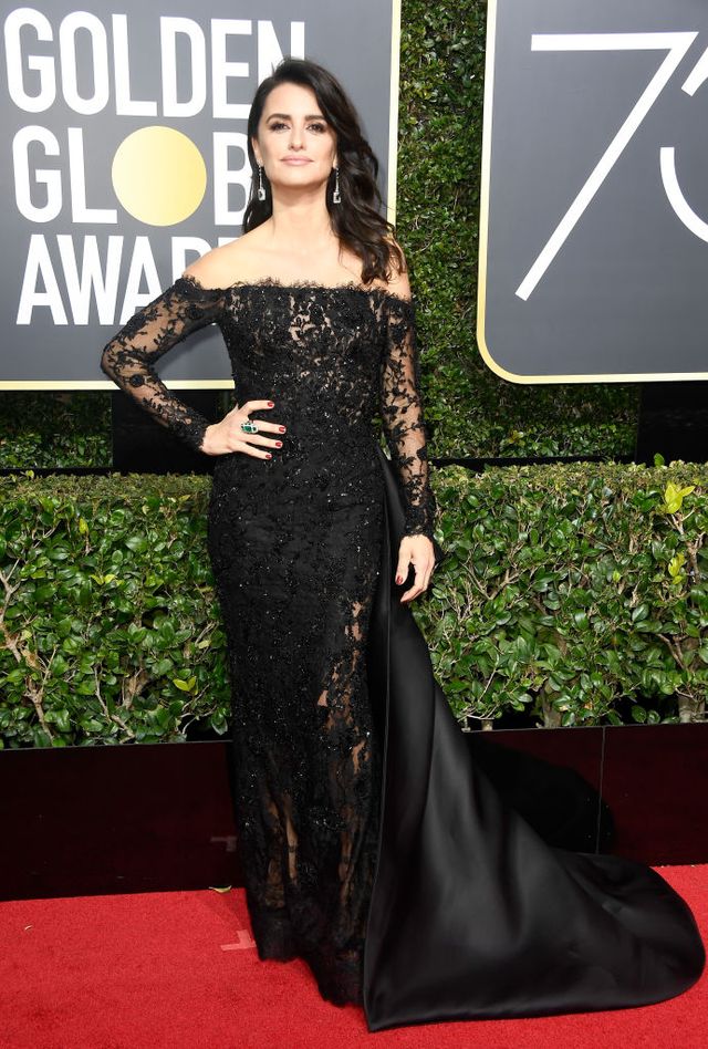 La actriz Penélope Cruz ha triunfado en la 75 edición de los Globos de Oro con un vestido de transparencias y encaje y cola de satén.