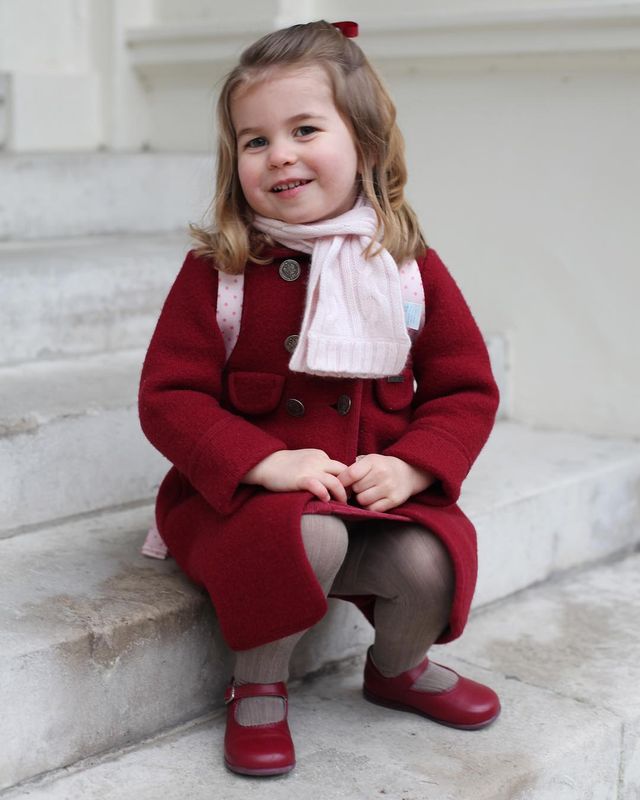 Hoy la Princesa Charlotte empezaba el colegio y el Palacio de Kenshington ha subido las instantáneas de este día a Instagram mostrándonos el look de la pequeña, con abrigo 'made in Spain' de Amaia Arrieta.