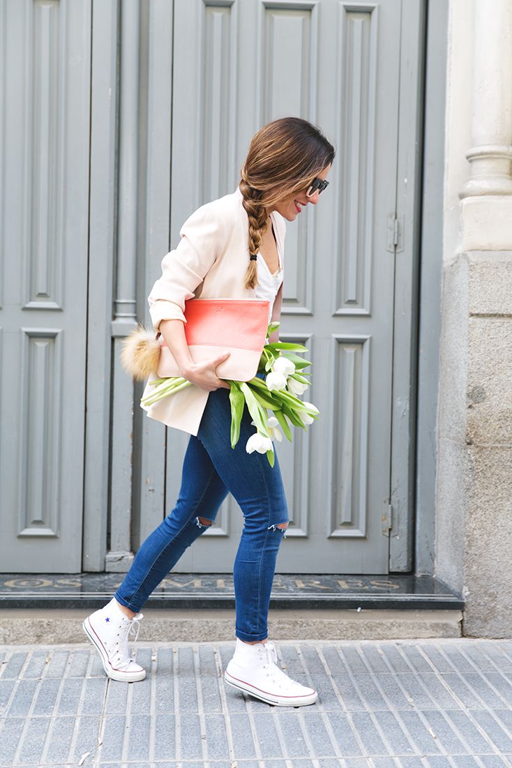 Mujer usando converse hotsell