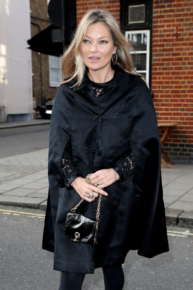 A sus 44 años, Kate Moss sigue sabiendo marcar tendencia mejor que nadie. Esta vez, en su 44 cumpleaños, lo ha hecho de total black luciendo una capa.