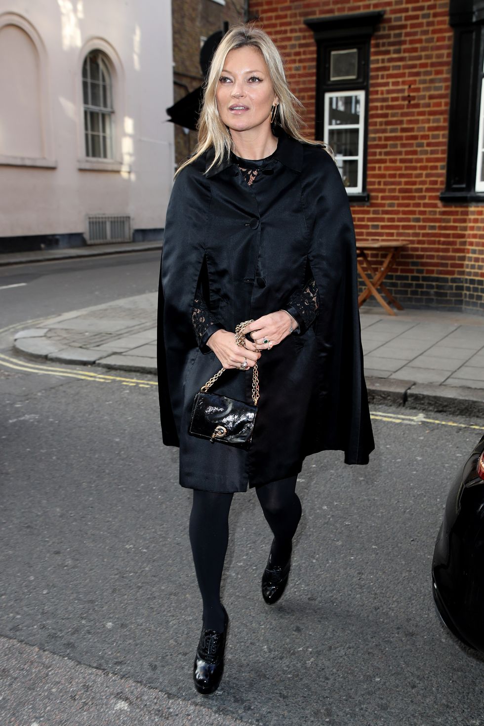 A sus 44 años, Kate Moss sigue demostrando que marca tendencia mejor que nadie. Esta vez lo ha hecho de total black y con capa.
