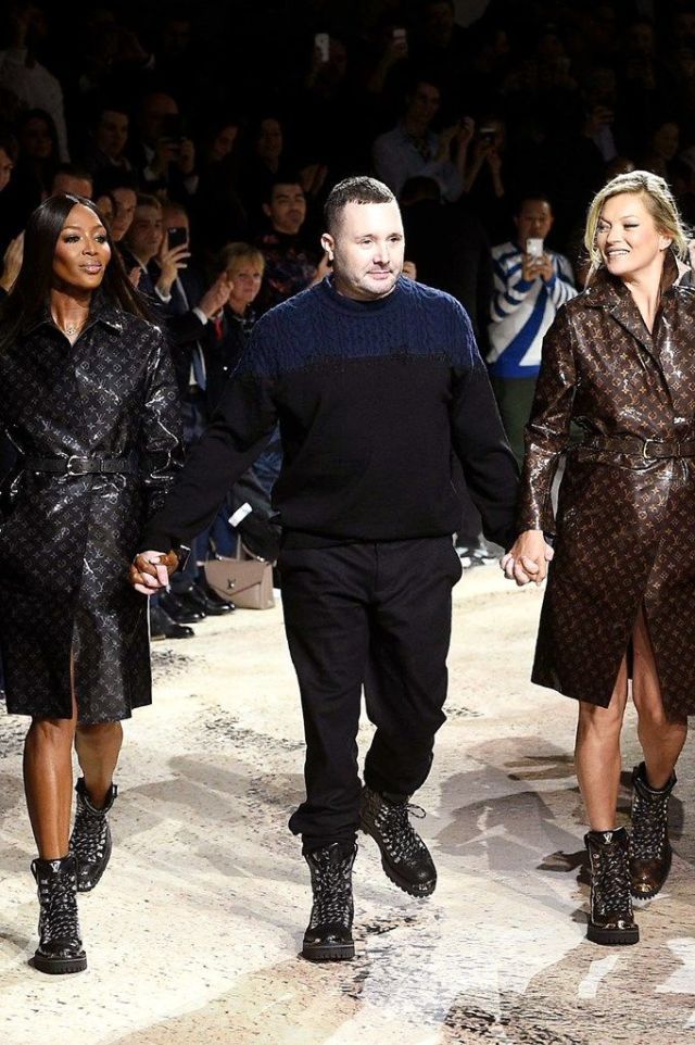 Siguiendo la nueva tendencia de las pasarelas mixtas, Kim Jones se despide de Luois Vuitton subiendo a la pasarela a Naomi Campbell y Kate Moss en su desfile de la Semana de la Moda Masculina de París.