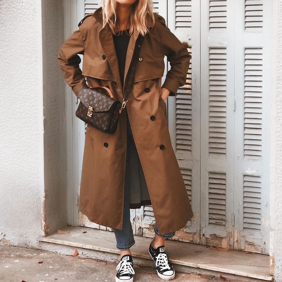 Clothing, Trench coat, Coat, Street fashion, Outerwear, Brown, Overcoat, Fashion, Waist, Trousers, 