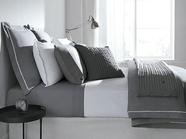 Ropa de cama: sábanas y cojines en tonos grises