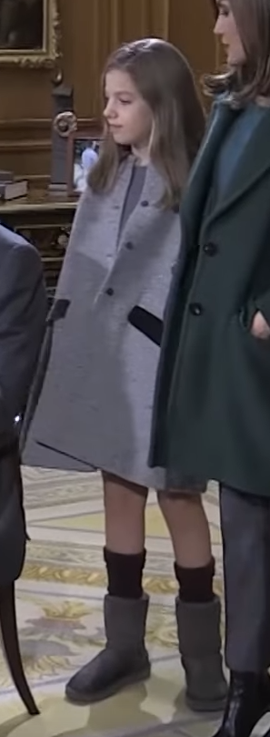 Para el vídeo por el 50 cumpleaños del rey, las Princesas Leonor y Sofía lucen botas UGG. Además Leonor luce un vestido de Nanos y Sofía un abrigo de Nanos.