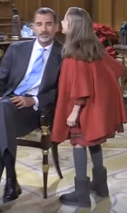 En el vídeo de los 50 años del rey, Leonor y Letizia lucen UGG y abrigo y vestido de Nanos.
