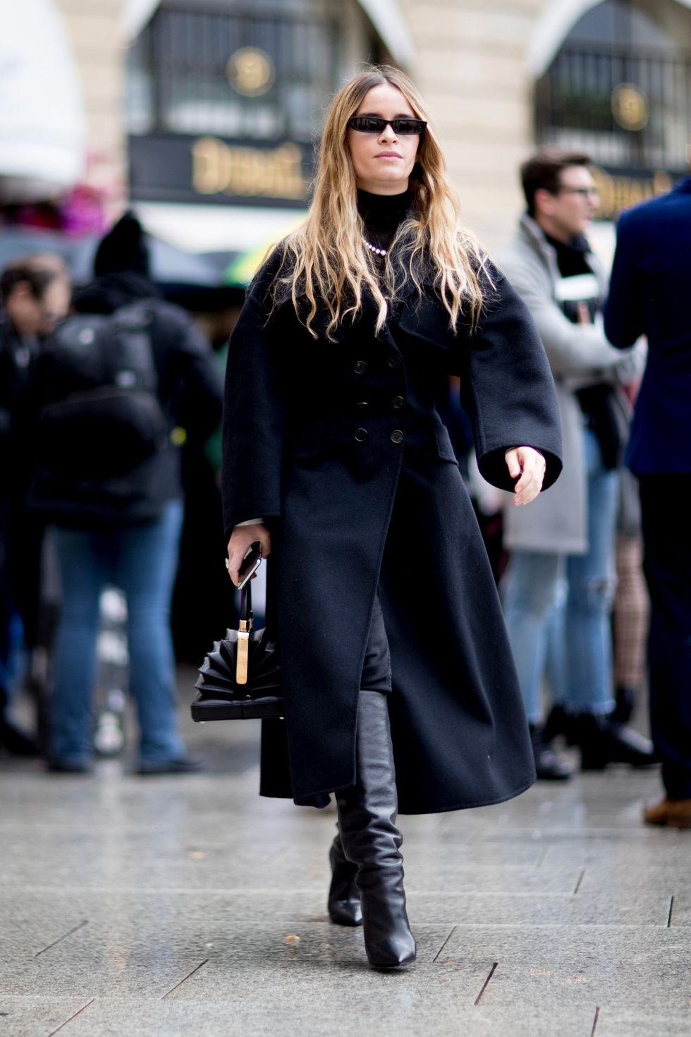 Street fashion, Clothing, Fashion, Outerwear, Snapshot, Overcoat, Footwear, Coat, Fur, Ankle, 