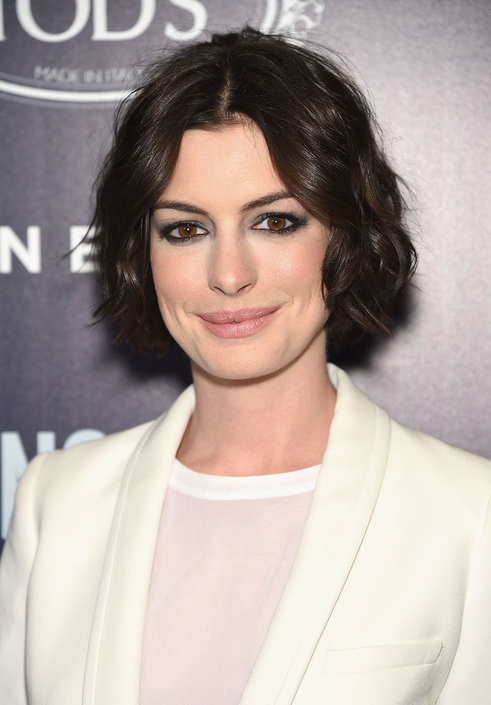 El short bob rizado es el peinado ideal para las chicas con el rostro triangular como el de la actriz Anne Hathaway