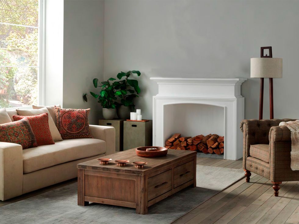 Salón con mesa de madera y lámpara de El Corte Inglés