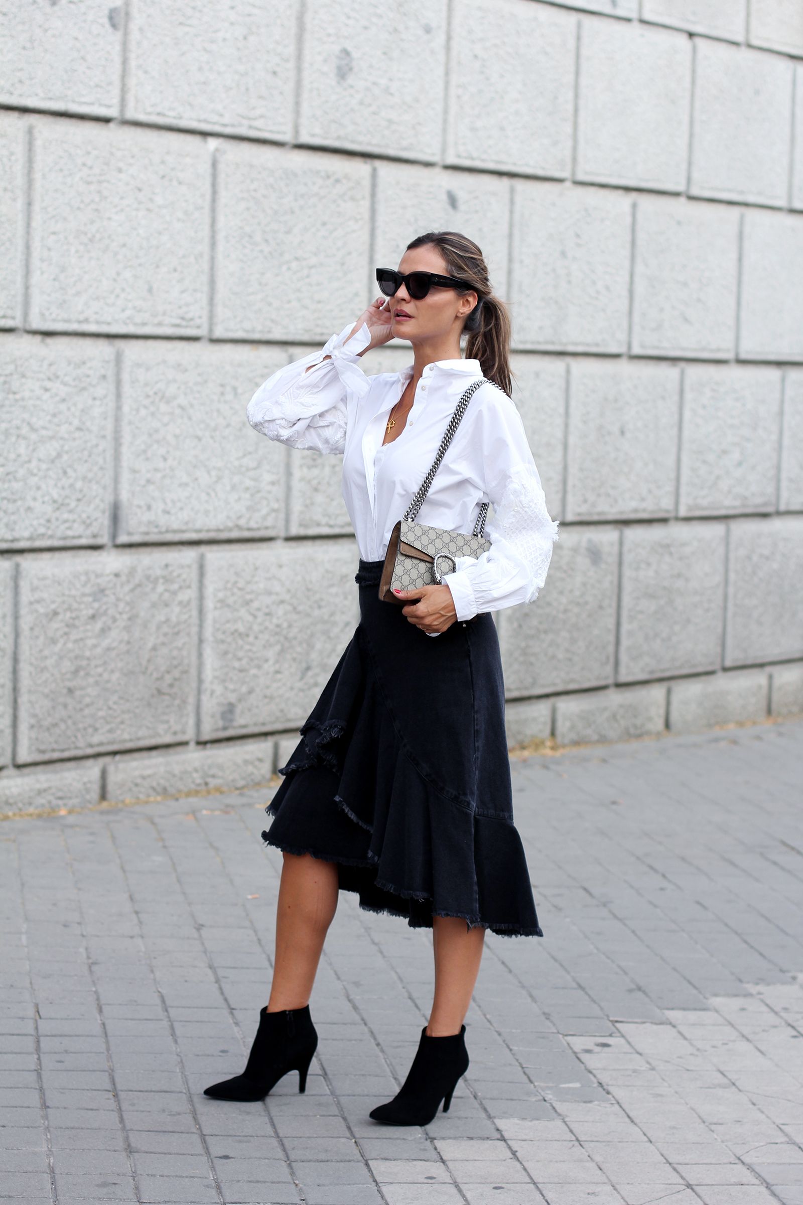 mujeres con camisa blanca