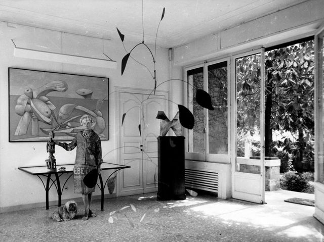 Peggy Guggenheim posa en el recibidor de su Palazzo Venier dei Leoni