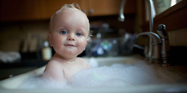Child, Face, Bathing, Skin, Bathtub, Baby, Baby bathing, Head, Cheek, Toddler, 