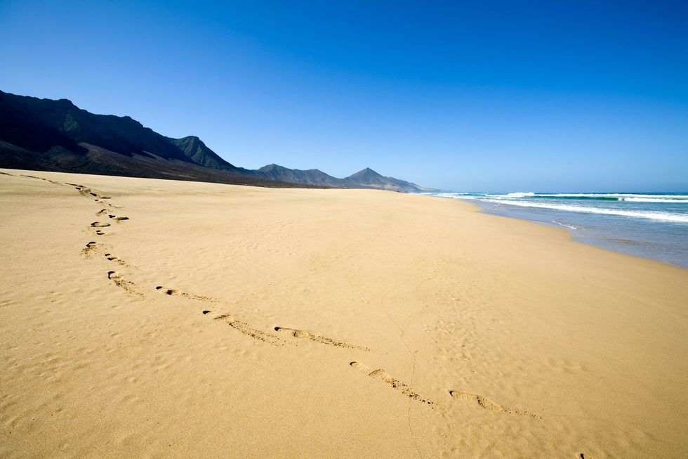 Body of water, Sand, Beach, Sky, Sea, Shore, Coast, Natural environment, Ocean, Horizon, 
