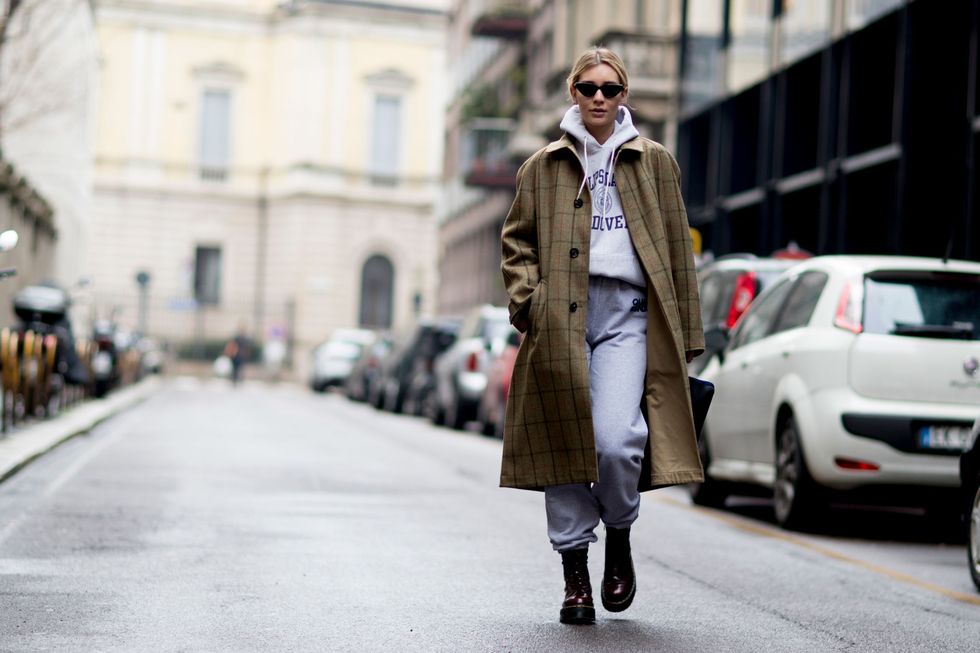 En el street style de Milán, el abrigo largo se vuelve una prenda imprescindible de los looks de las fashionistas.