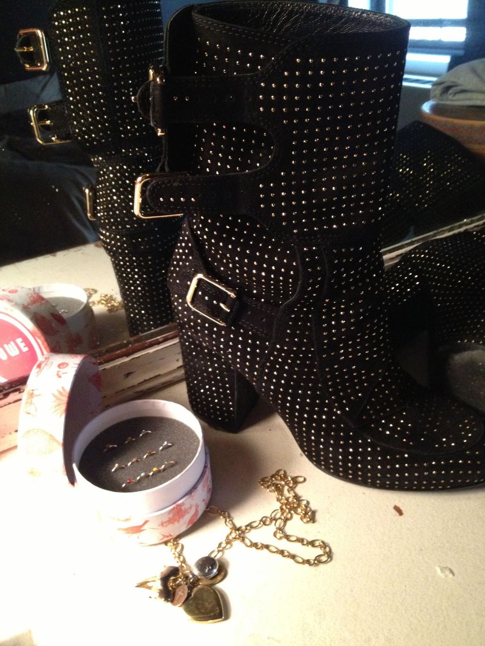 Carmine, Cup, Nail, Boot, Costume accessory, Coffee, Turkish coffee, 