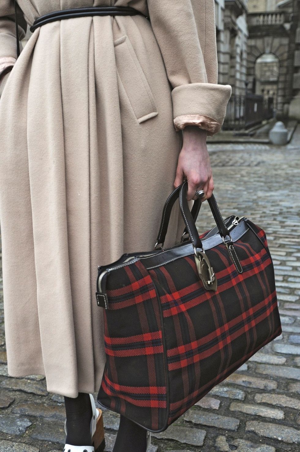 Clothing, Brown, Plaid, Textile, Pattern, Bag, Tartan, Style, Street fashion, Luggage and bags, 