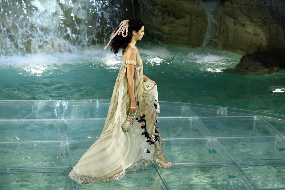Hairstyle, Dress, Formal wear, Beauty, Gown, Long hair, Cg artwork, Water feature, Black hair, Fictional character, 