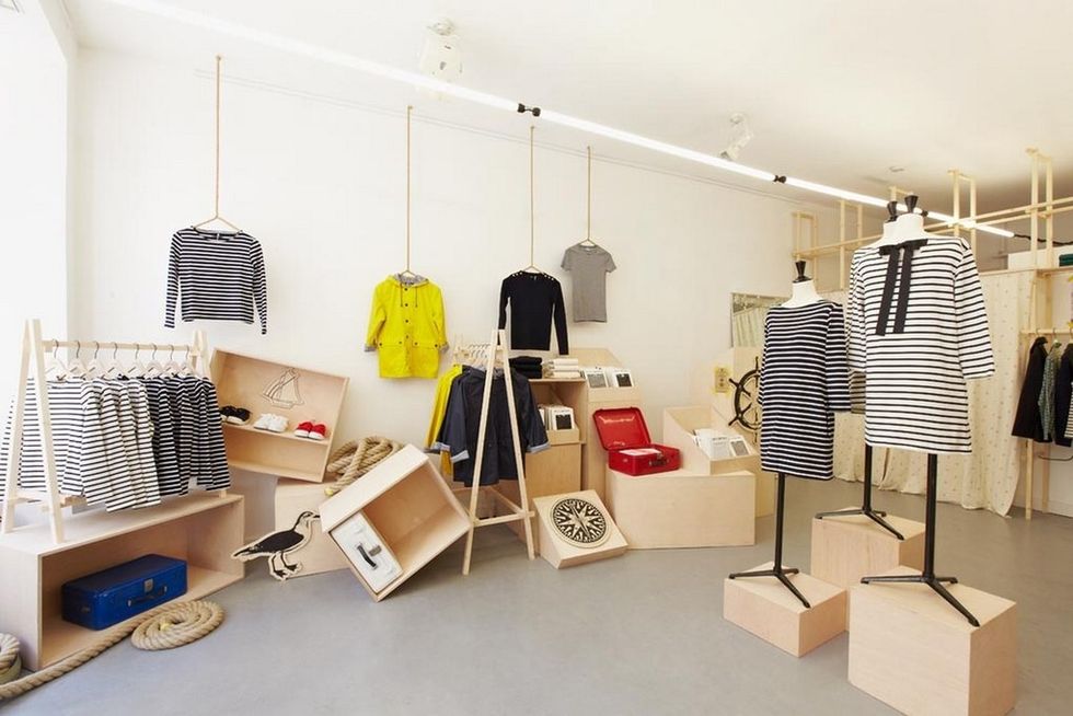 Room, Interior design, Shelving, Clothes hanger, Collection, Shelf, Household supply, Outlet store, Plywood, 