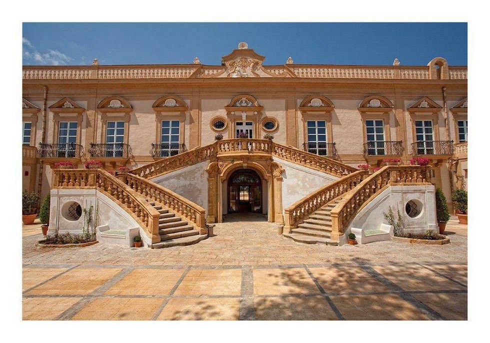 Facade, Stairs, Landmark, Arch, Door, Arcade, Palace, Classical architecture, Symmetry, Cobblestone, 
