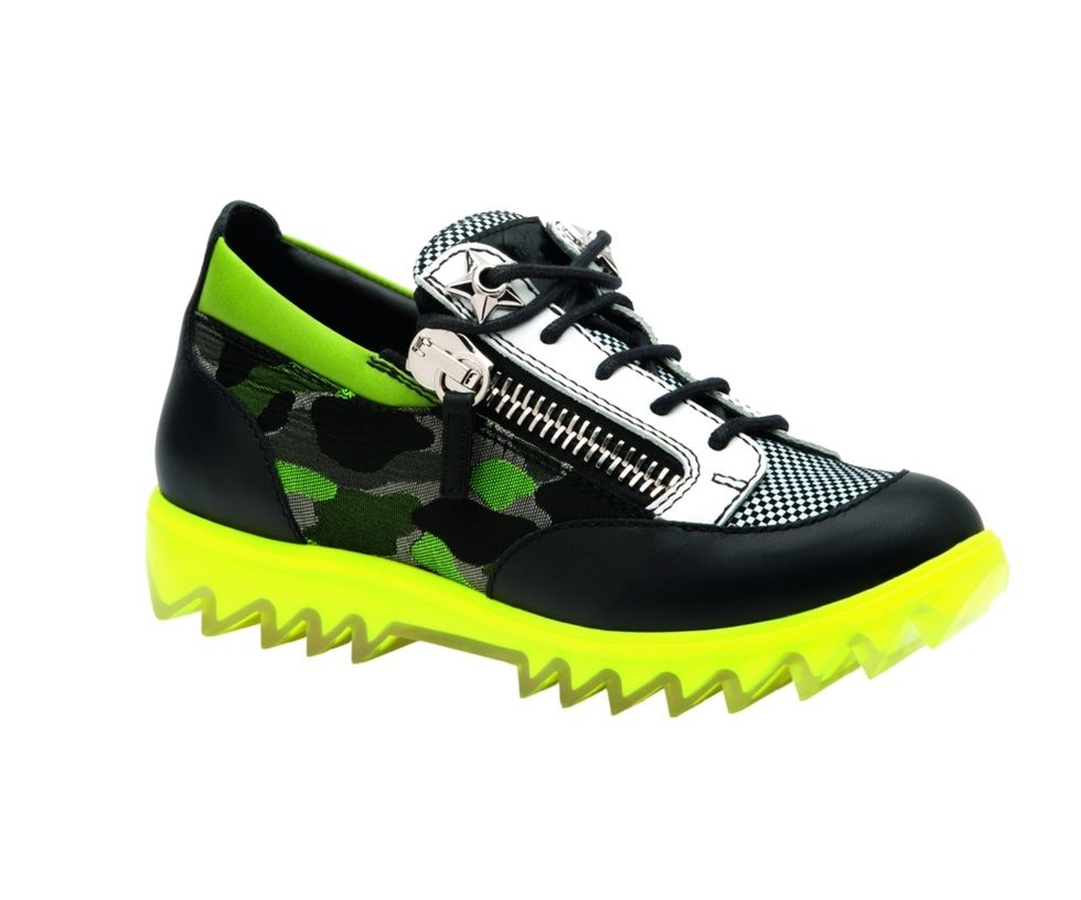 Product, Green, Athletic shoe, Cleat, Black, Pattern, Grey, Walking shoe, Running shoe, Outdoor shoe, 