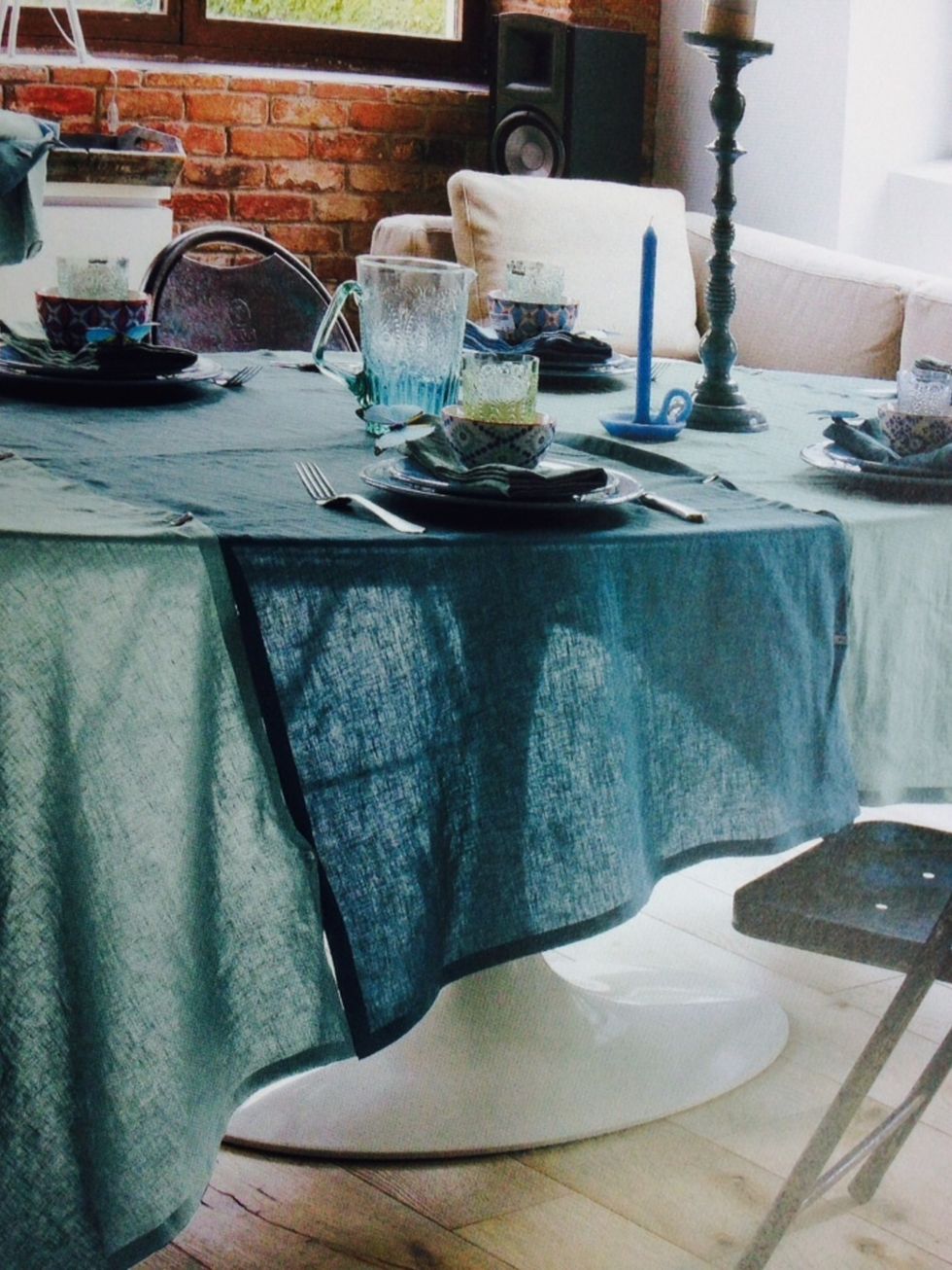 Tablecloth, Room, Textile, Table, Furniture, Linens, Glass, Interior design, Dishware, Home accessories, 