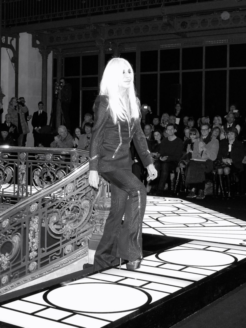 Monochrome, Style, Monochrome photography, Dress, Black-and-white, Hall, Audience, Bridal veil, Gown, Handrail, 