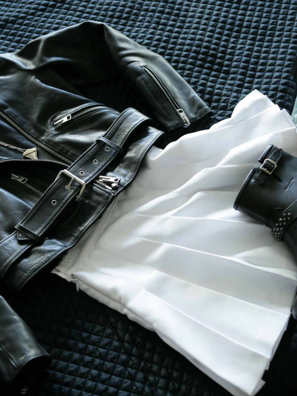 Textile, Leather, Silver, Strap, Fashion design, Baggage, Boot, Cameras & optics, Zipper, Gadget, 