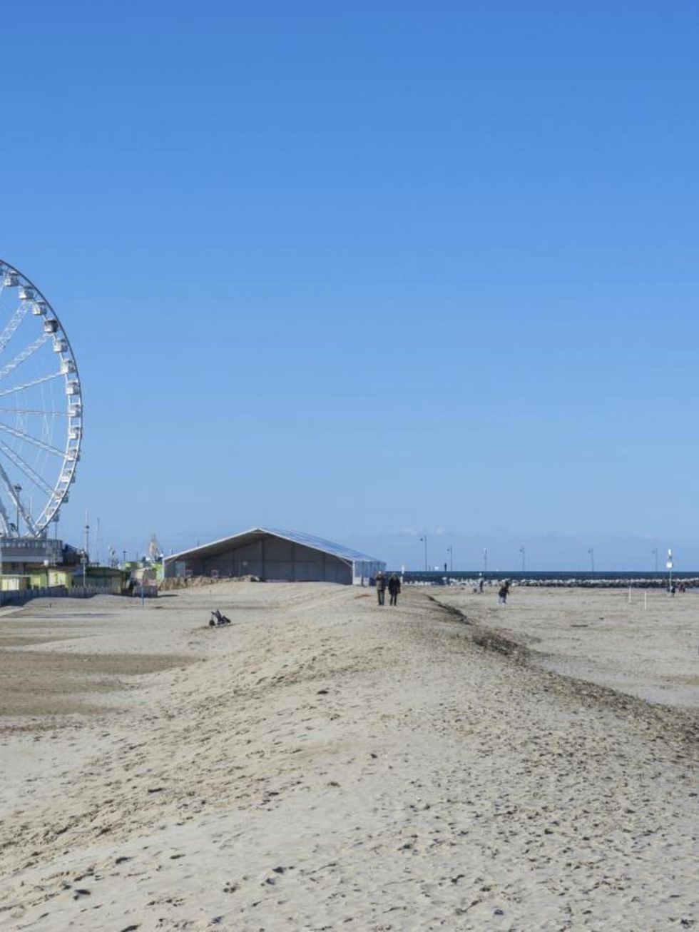 Ferris wheel, Sand, Shore, Amusement ride, Coast, Amusement park, Beach, Tourist attraction, Nonbuilding structure, Spoke, 