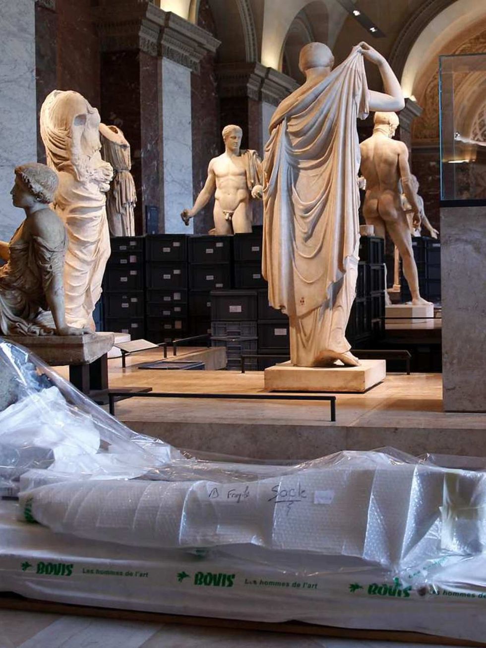 Sculpture, Carving, Art, Statue, Classical sculpture, Marble, Arch, Plastic bag, Museum, Monument, 