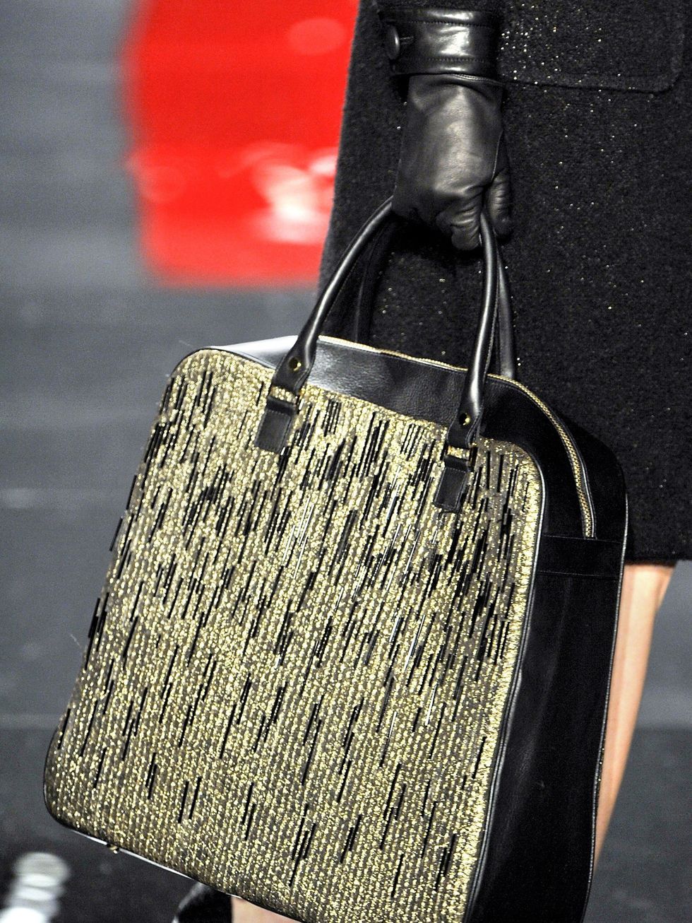 Bag, Style, Shoulder bag, Fashion, Black, Metal, Luggage and bags, Leather, Snapshot, Street fashion, 
