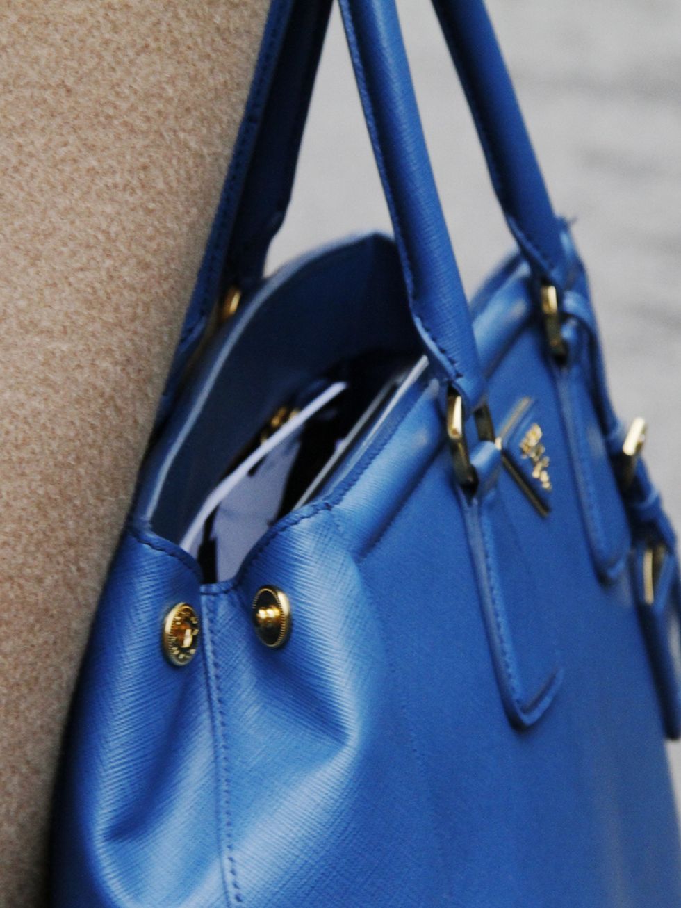 Blue, Brown, Bag, Style, Electric blue, Luggage and bags, Fashion accessory, Cobalt blue, Shoulder bag, Azure, 