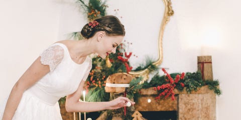 Il matrimonio dal tema natalizio: oro, rosso e verde per l'allestimento del set nuziale e un tocco di rosso per personalizzare l'abito della sposa d...